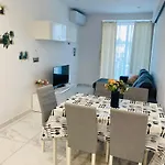 Central, Bright & Modern Apartment